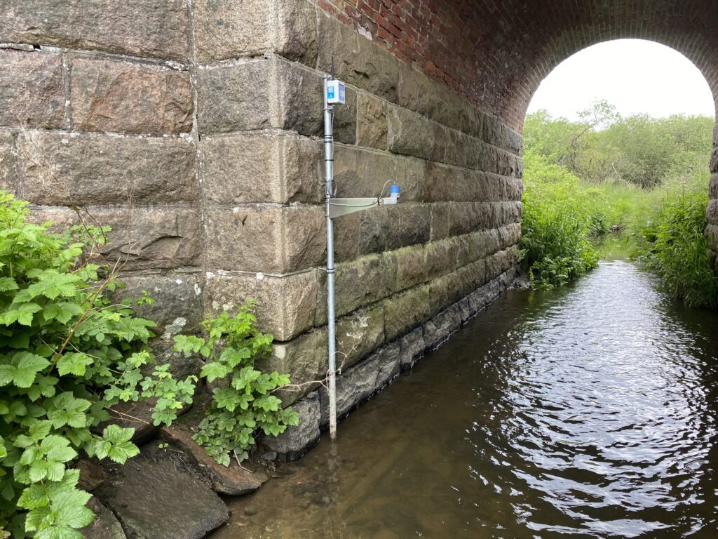 A closer view of water health: pH, conductivity, dissolved oxygen, turbidity and temperature. Thousands of devices guard the waters of Scandinavia.